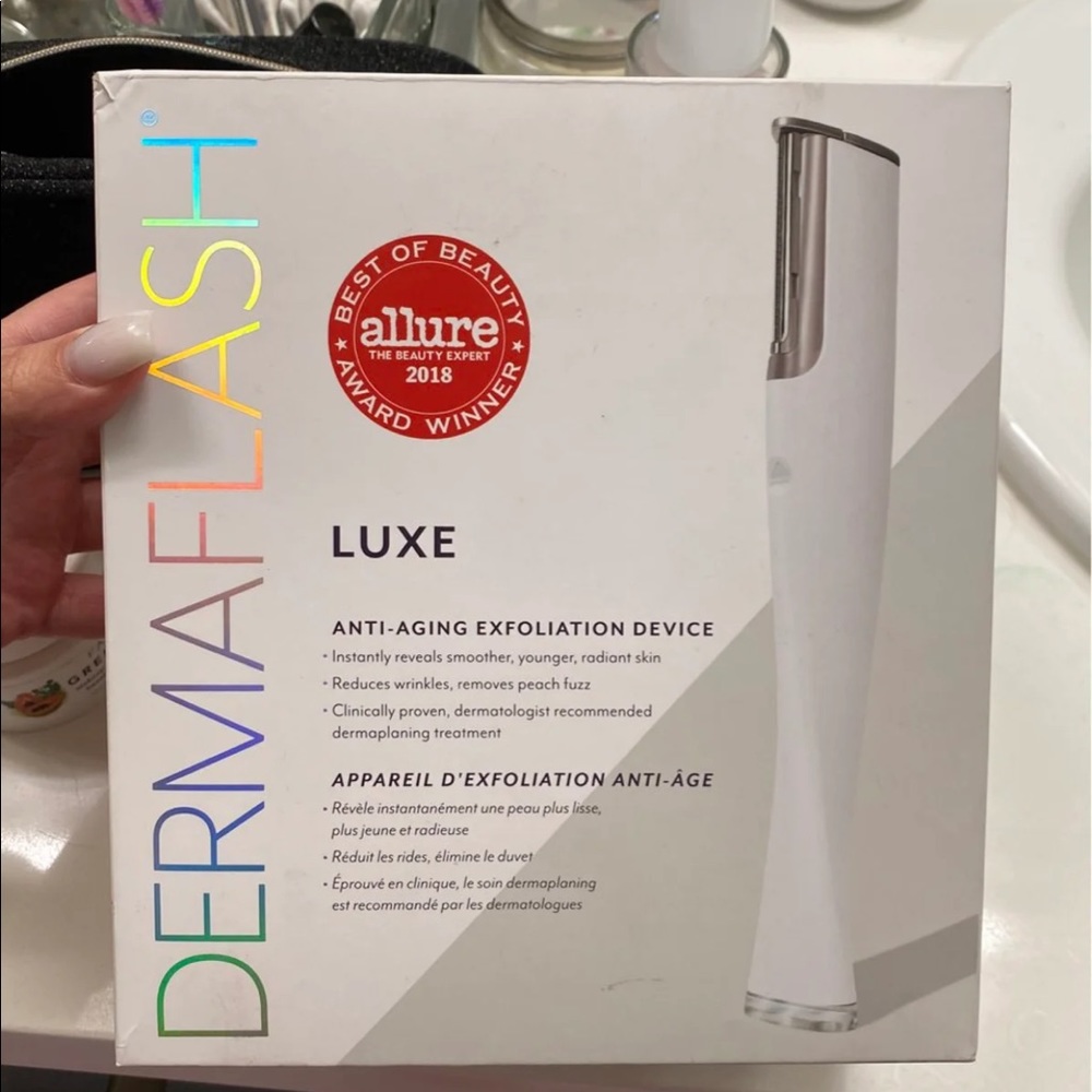 Dermaflash Luxe exfoliating device